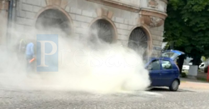 VIDEO. Al patrulea incendiu de autoturism într-o săptămână, în municipiul Carei. Polițiștii verifică dacă există vreo legătură între cazuri