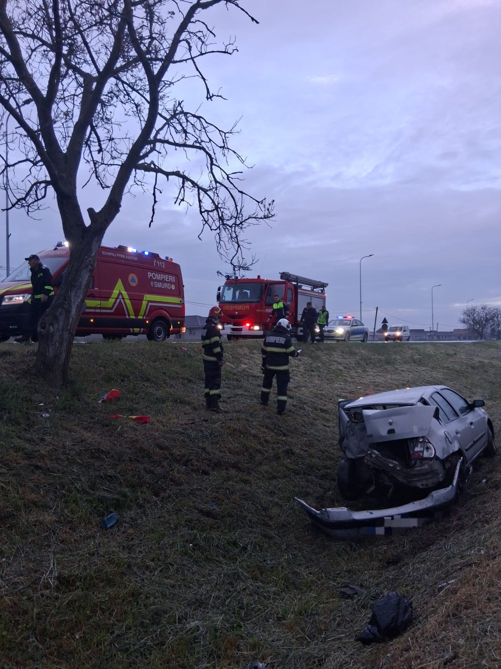 accident în Odoreu masină în șanț.jpg