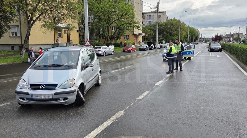 FOTO. Accident rutier pe Drumul Botizului. Două mașini s-au ciocnit în timpul unei manevre de întoarcere