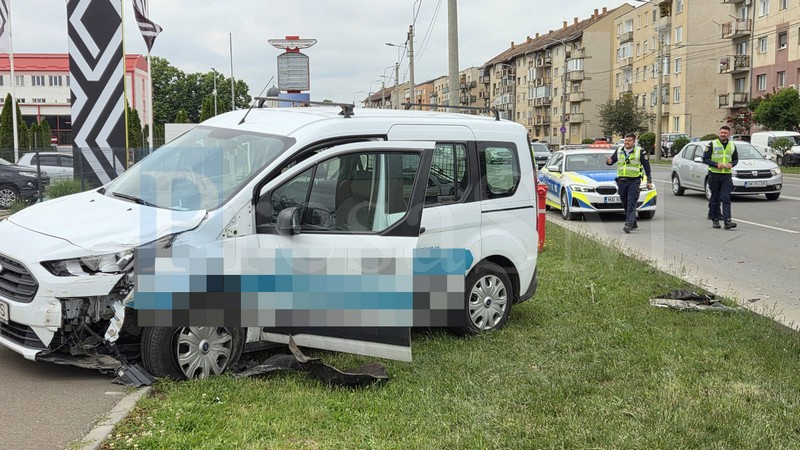 FOTO. Accident pe Drumul Botizului. Una dintre mașini, proiectată pe trotuar