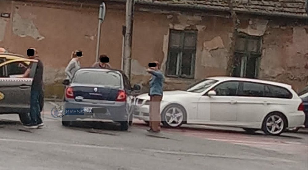 FOTO. Accident în municipiul Satu Mare, cu două șoferițe implicate, pe B-dul Unirii