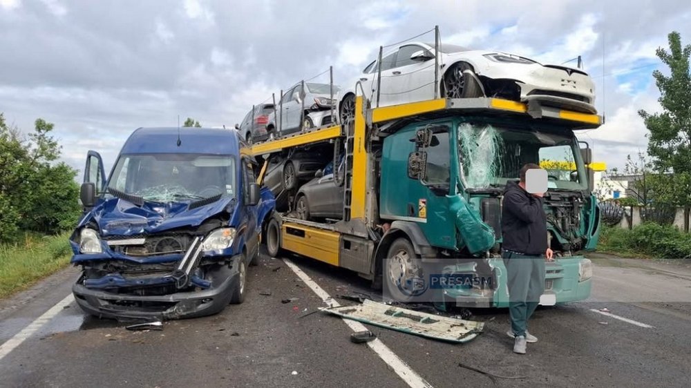 FOTO/VIDEO. Accident cu victime, în lanț, în Livada! Un TIR a lovit un microbuz și un camion