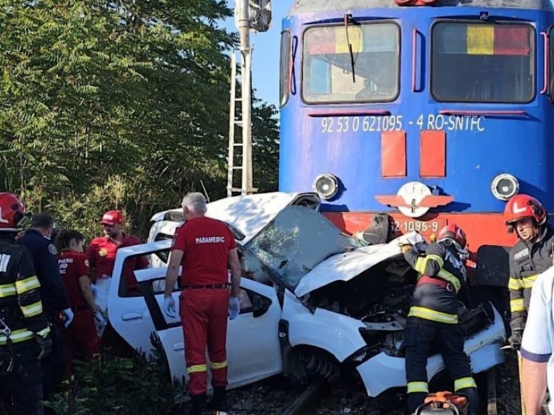 accident feroviar masina lovita de tren.jpg