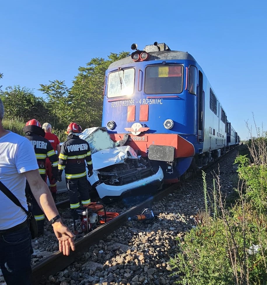 accident feroviar masina lovita de tren1.jpg
