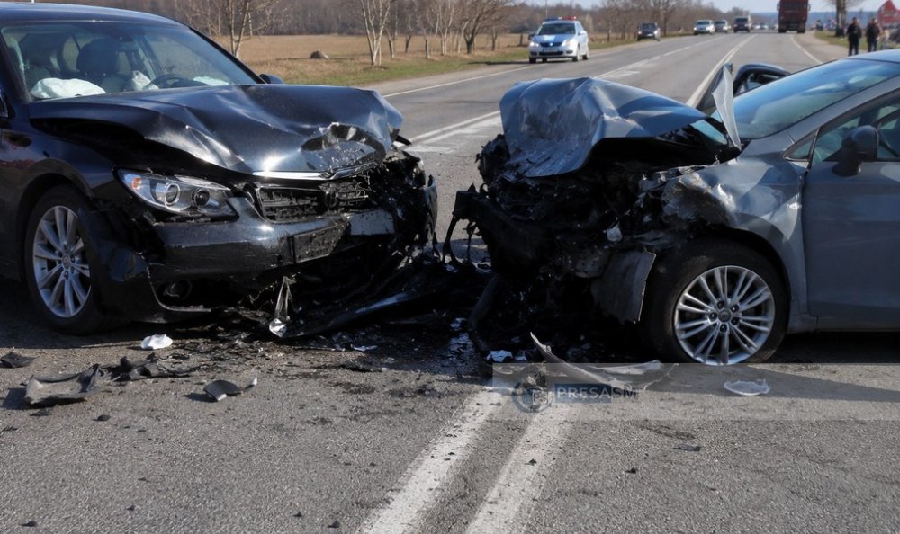 Accident în timpul unei depășiri în județul Satu Mare. O femeie a ajuns la spital
