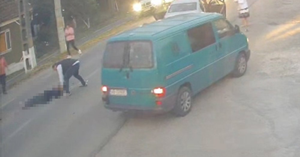 VIDEO. Imagini șocante în județul vecin. Adolescentă ajunsă la ATI. Un bărbat îi trage de cască și îi mișcă trupul după accident