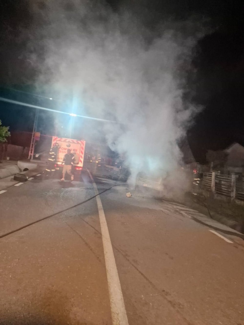 accident masina in flacari (1).jpg