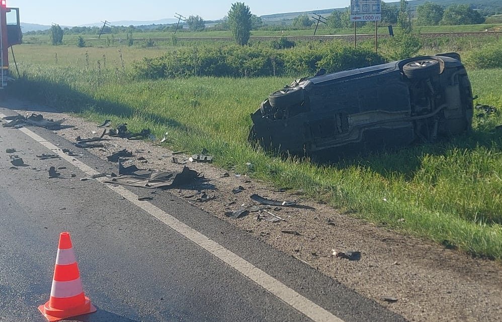 Accident cu trei victime în județul Satu Mare. O mașină a ajuns în șanț. Printre răniți, un copil de doar 2 ani