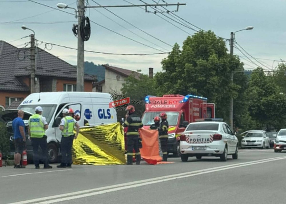 VIDEO. Șofer de curierat, infarct la volan, la doar 35 de ani! A lovit două mașini, s-a oprit într-un stâlp