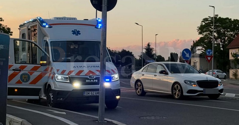 FOTO. Accident la urcarea pe Podul Transilvania. Tânără lovită de mașină