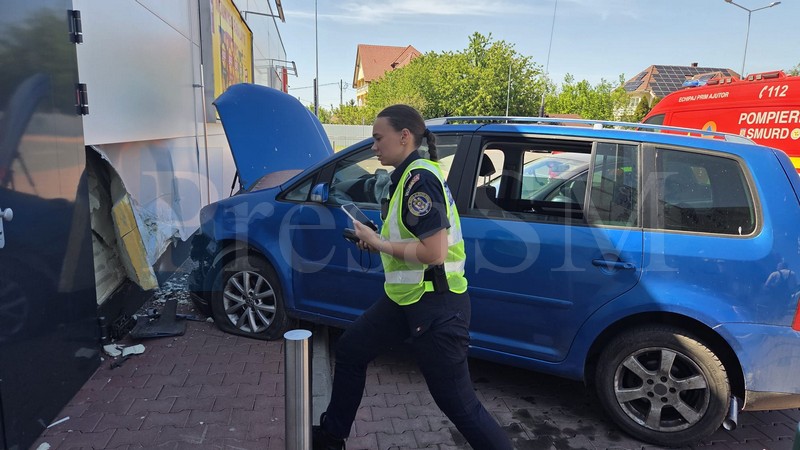 FOTO. Accident în municipiul Satu Mare. A intrat cu mașina într-un magazin