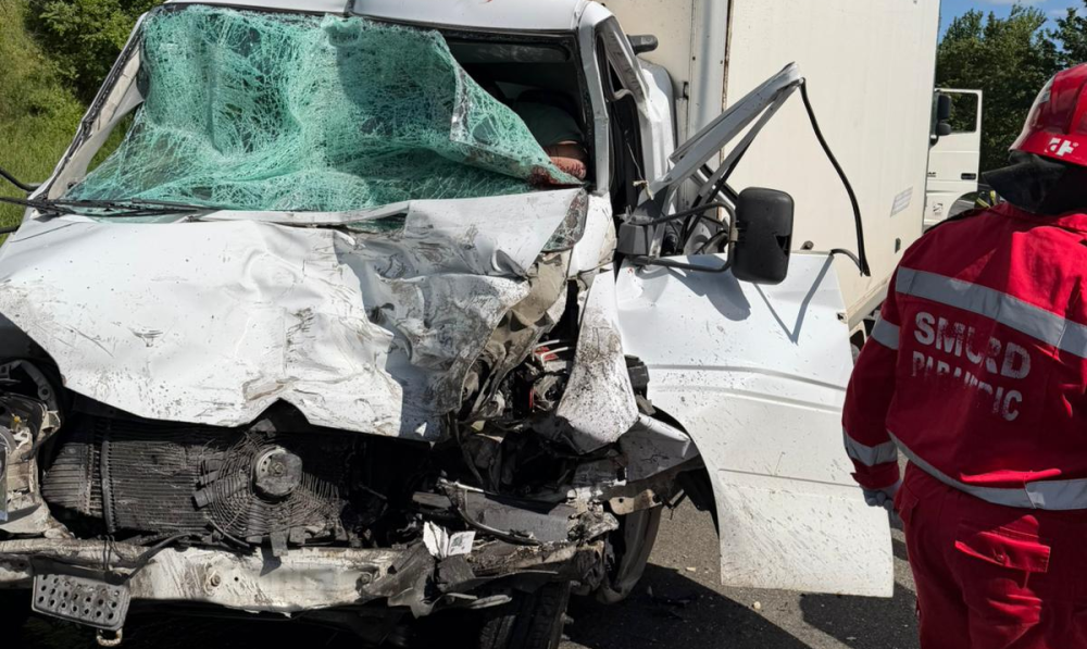 autoutilitara camioneta accident frontal.png