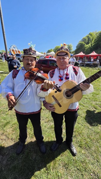 costum traditional tara oasului.jpg