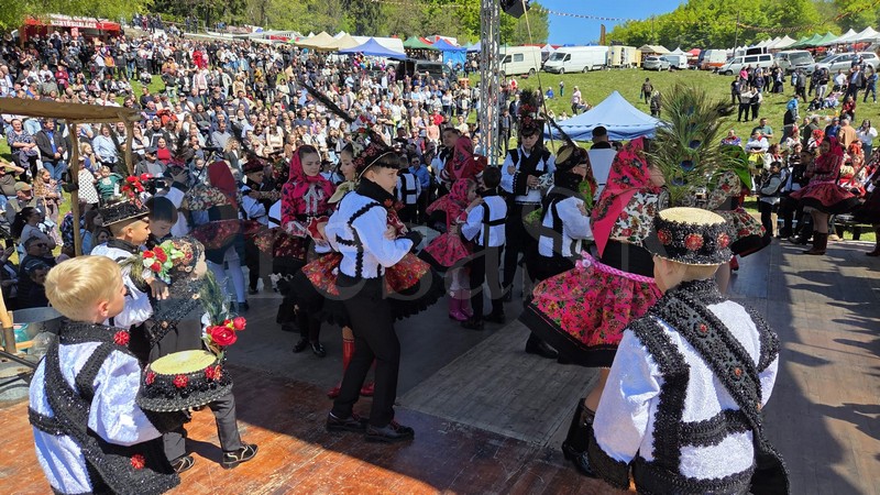 costum traditional tara oasului5.jpg