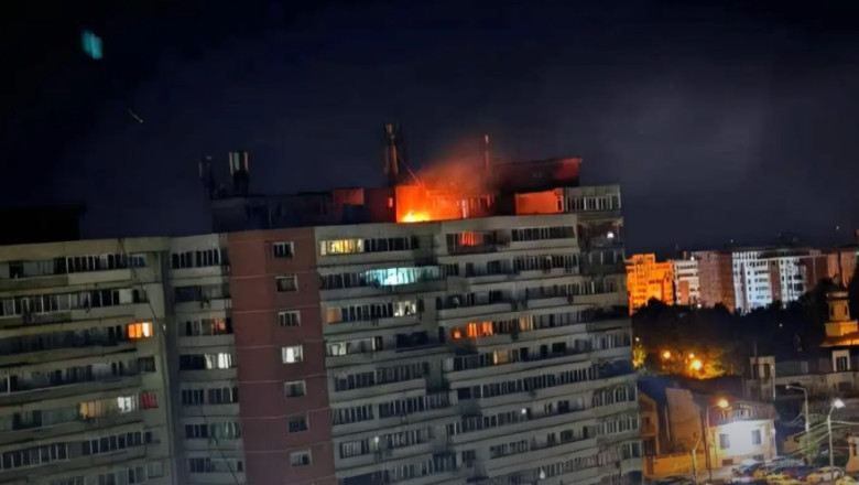FOTO/VIDEO. Alertă majoră după ce o dronă s-a prăbușit peste un bloc din Galaţi