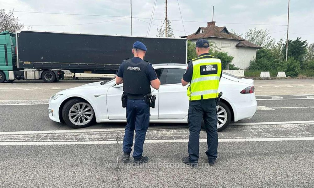 Trași pe dreapta de frontieriștii sătmăreni, doi șoferi s-au ales cu dosare penale