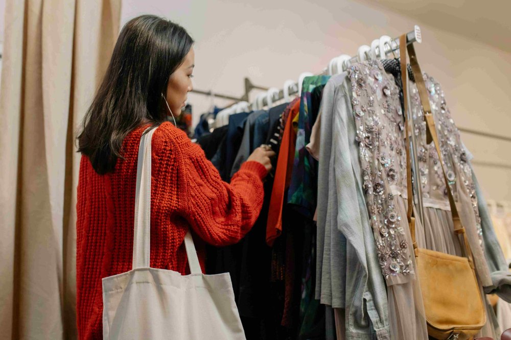 Blugi de dama, bluze sau pantaloni eleganti: ce se poarta vara aceasta