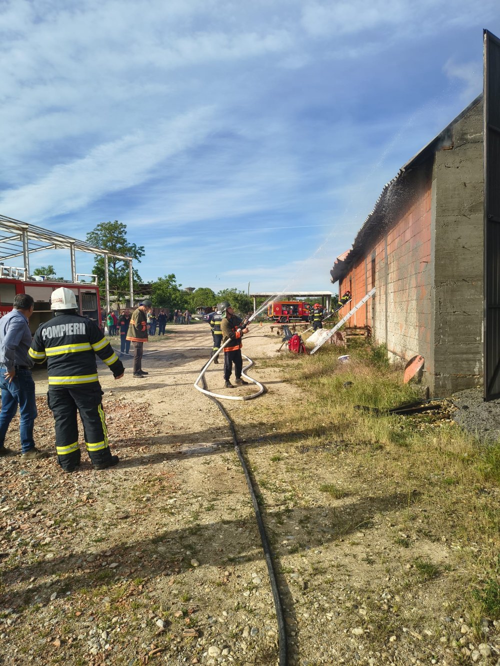 incendiu hala adrian1.jpg