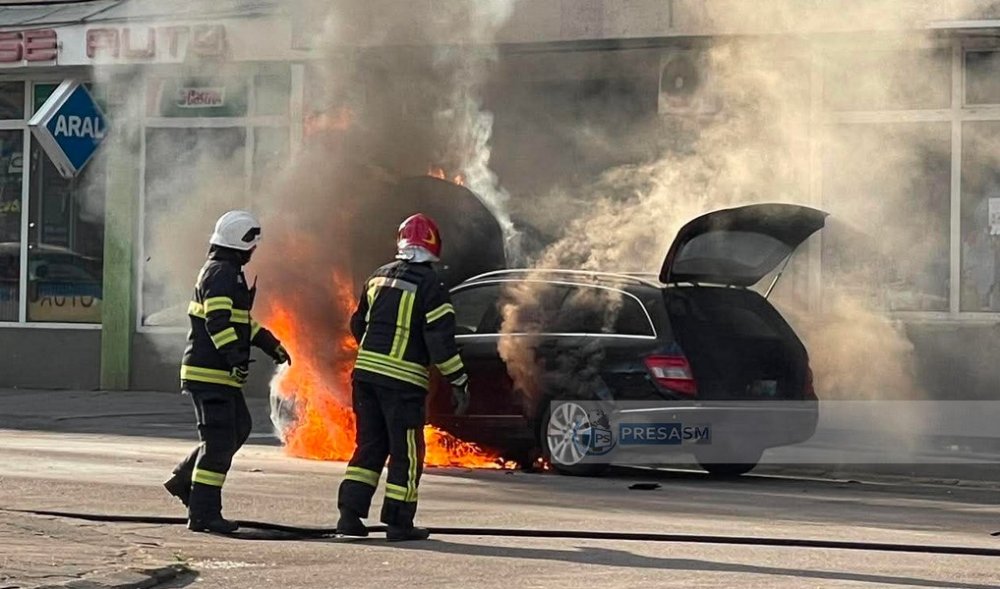 FOTO/VIDEO. Incendiu în centrul Careiului. Mercedes făcut scrum. Pompierii au rămas parțial fără apă