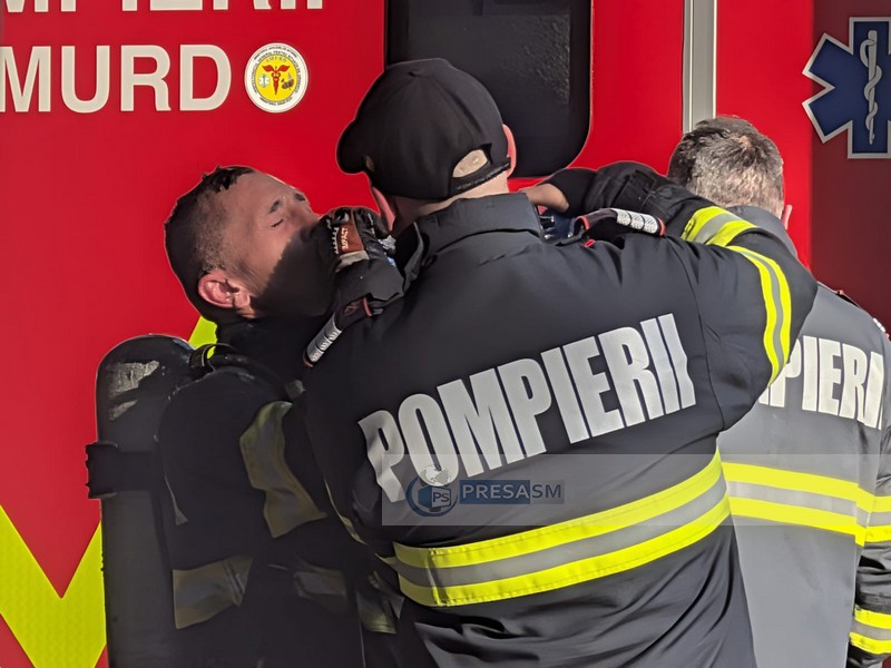 incendiu micro 15 pompieri incendiu bloc (1).jpg