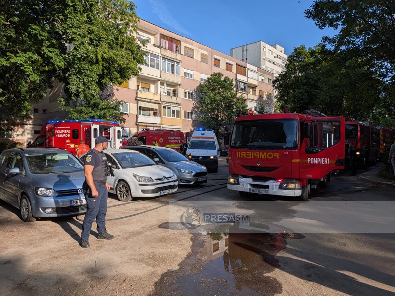 incendiu micro 15 pompieri incendiu bloc (12).jpg