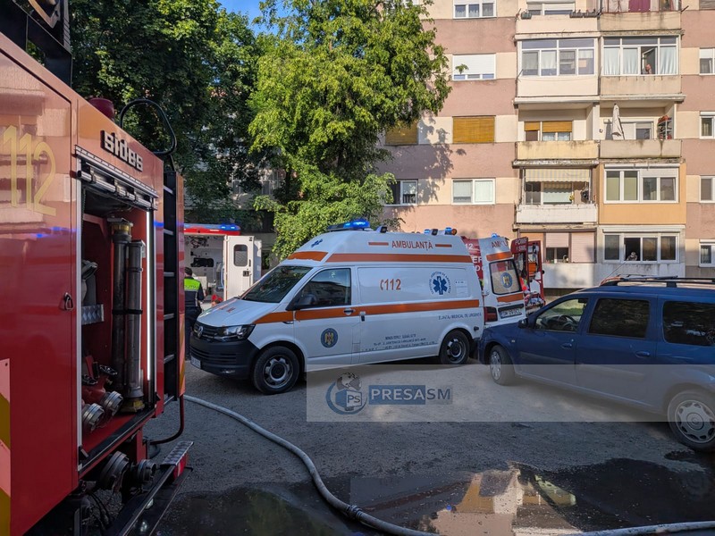 incendiu micro 15 pompieri incendiu bloc (2).jpg