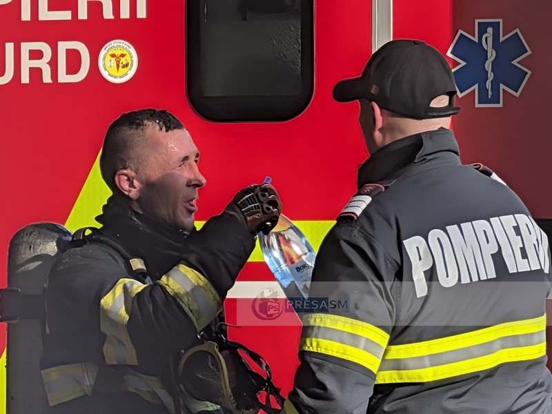 incendiu micro 15 pompieri incendiu bloc (9).jpg