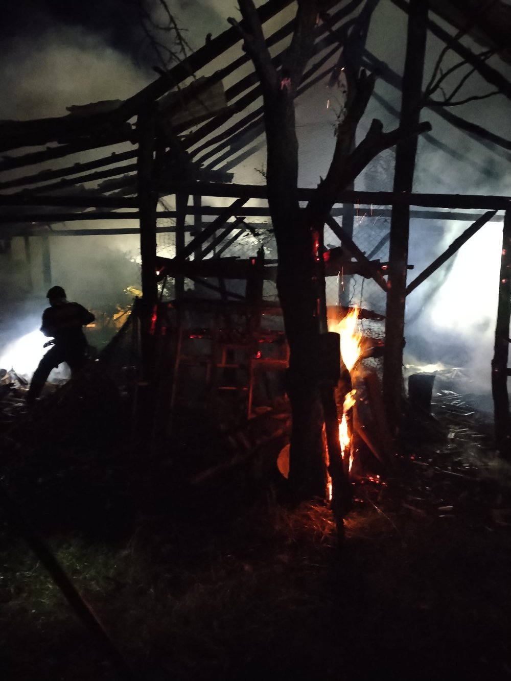 incendiu pompieri 4.jpg