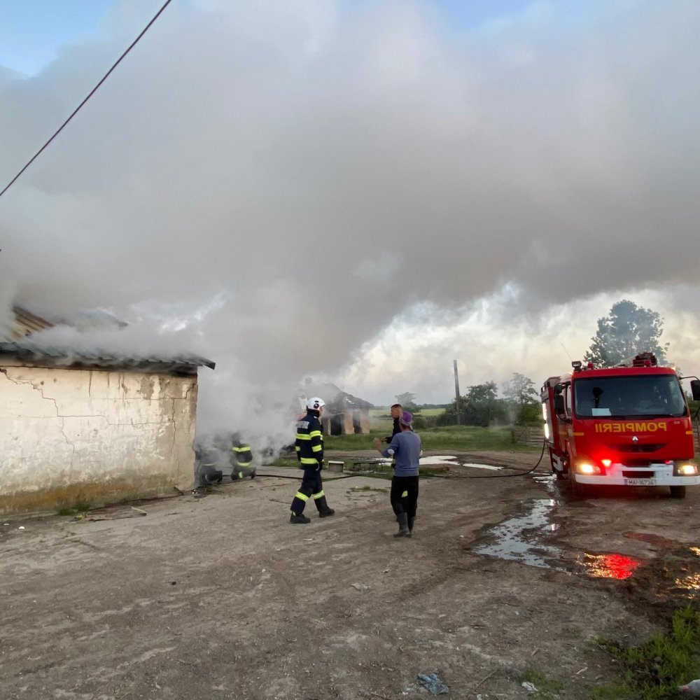 incendiu pompieri 6.jpg