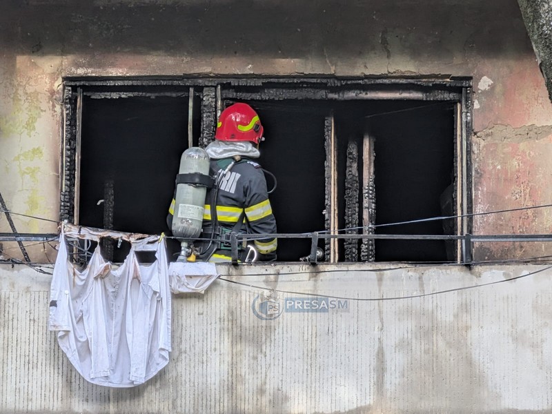 incendiu pompieri micro 15 balcon bloc (12).jpg