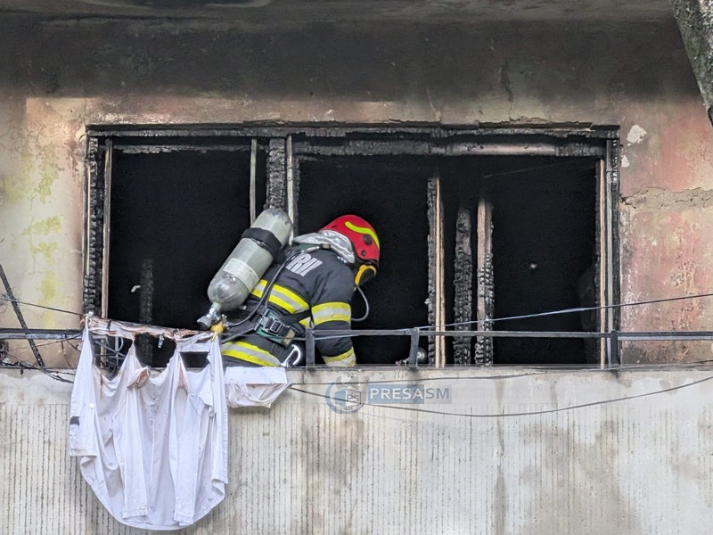 FOTO/VIDEO. Care ar fi cauza tragediei din Satu Mare. Soț carbonizat, soție în stop cardiorespirator. Incendiu la un bloc din Micro 15