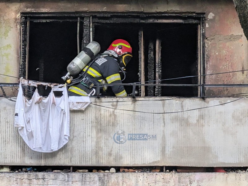 incendiu pompieri micro 15 balcon bloc (8).jpg