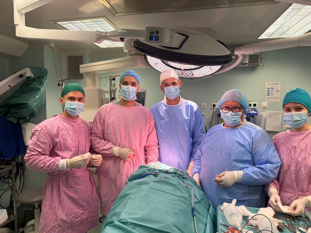 FOTO. Pacient din Satu Mare, salvat printr-o intervenție extrem de complexă realizată de medici români și specialiști din SUA