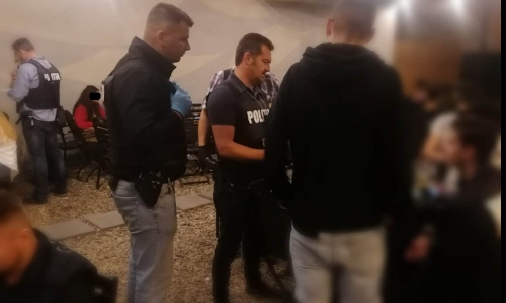 CAREI. Un individ s-a dus neinvitat la o petrecere privată și a bătut mai mulți tineri, pe bandă rulantă