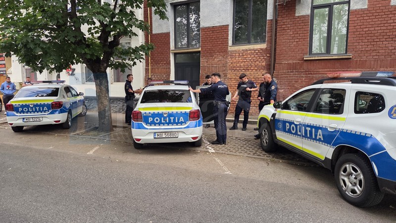 FOTO/VIDEO. De la ce a pornit scandalul din Micro 17. Șase persoane încătușate și duse la secție