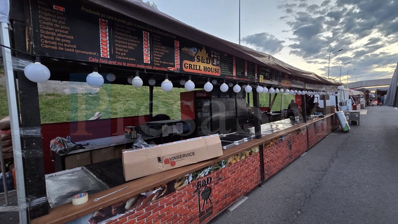 FOTO. Cât costă o porție de mici cu cartofi prăjiți de Zilele Orașului Satu Mare. Care sunt ofertele comercianților