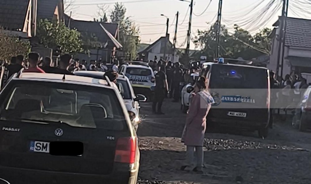 FOTO/VIDEO. Scandal și intervenție a mascaților în Satu Mare. OPT persoane ridicate și duse la secție