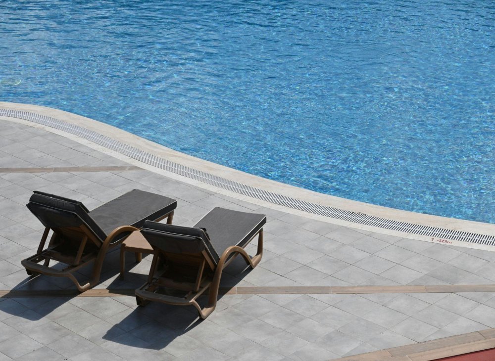 Secretele unui bronz perfect la tine acasă: Cum să te bronzezi corect în propria curte