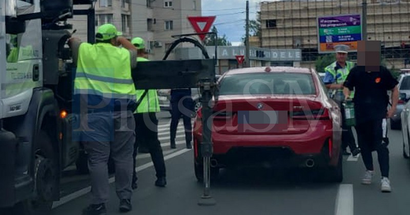 FOTO. BMW lăsat în mijlocul intersecției, rămas fără combustibil. Mașina i-a fost ridicată de Poliția Locală