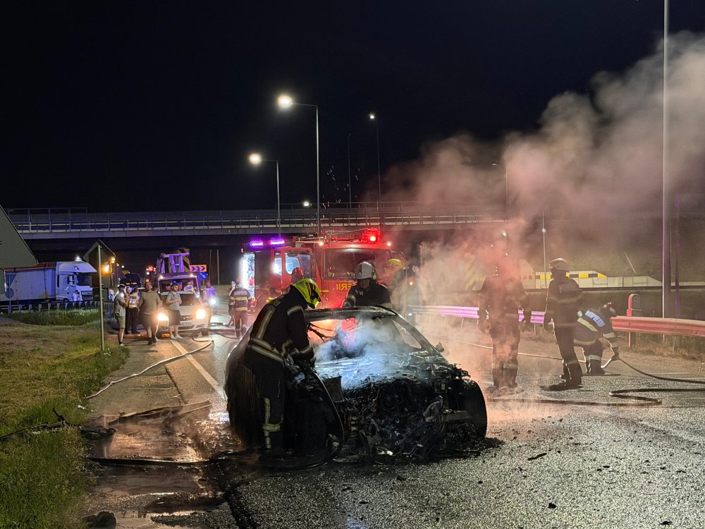 incendiu masina in flacari noaptea (1).jpeg