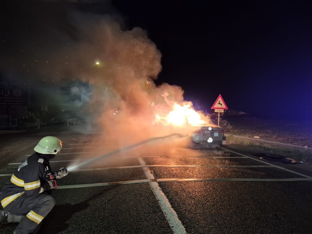 incendiu masina in flacari noaptea (2).jpeg