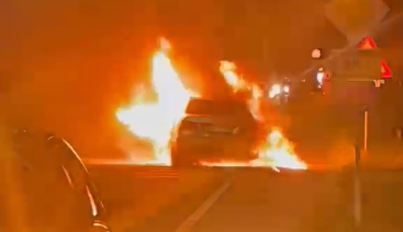 incendiu masina noaptea (1).jpg