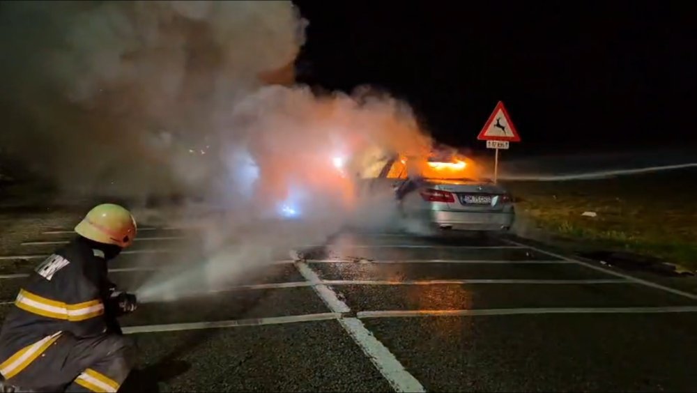 incendiu masina noaptea (17).jpg