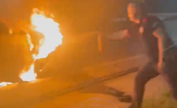 incendiu masina noaptea (4).jpg