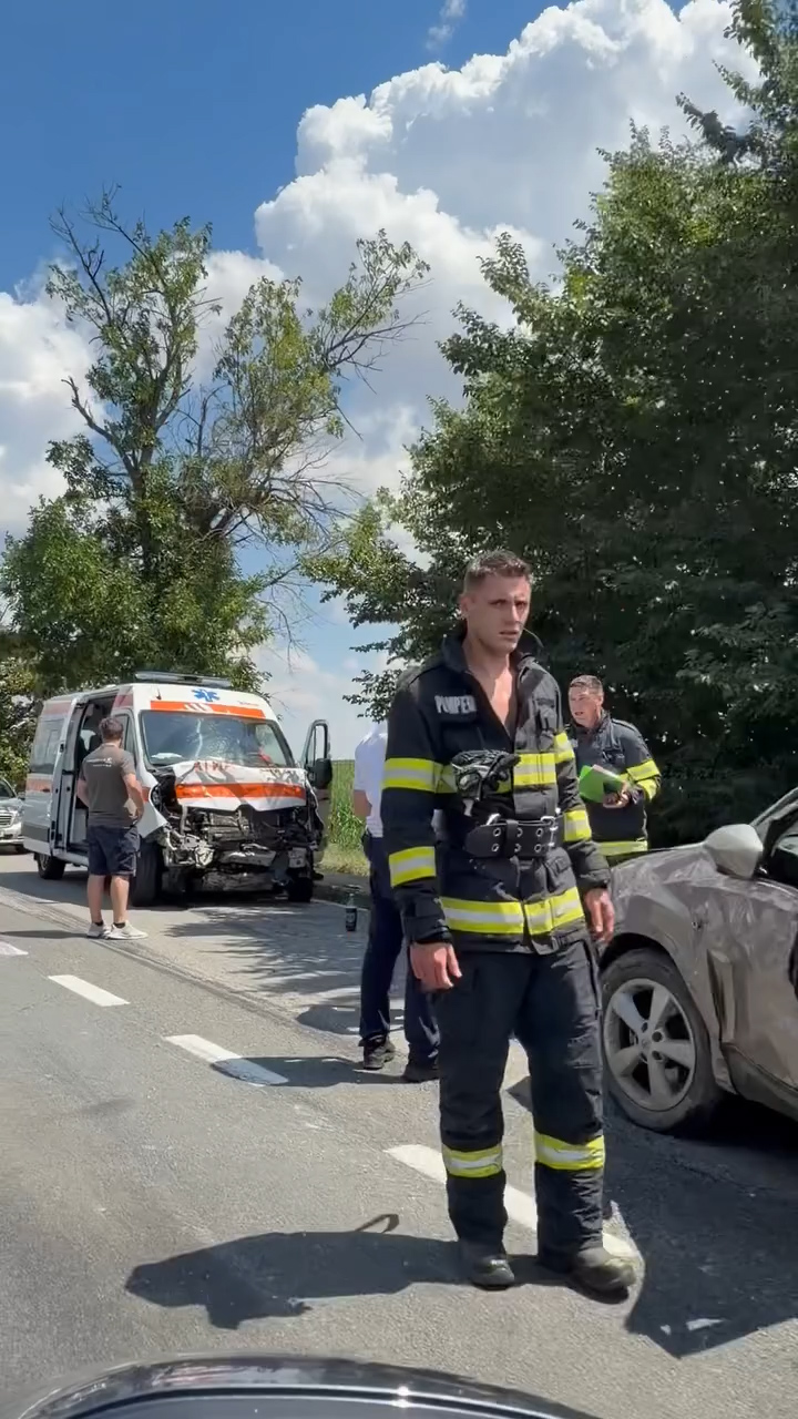 Accident ambulanta petresti (1).jpg