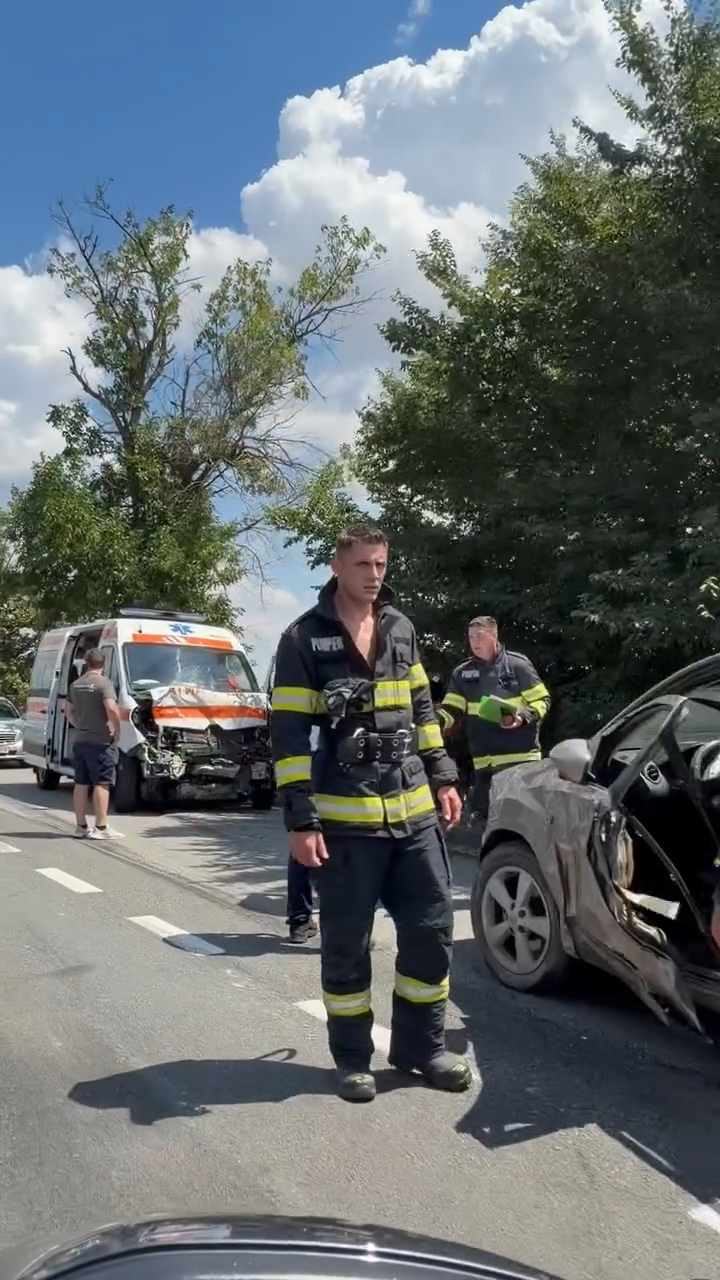 Accident ambulanta petresti (4).jpg
