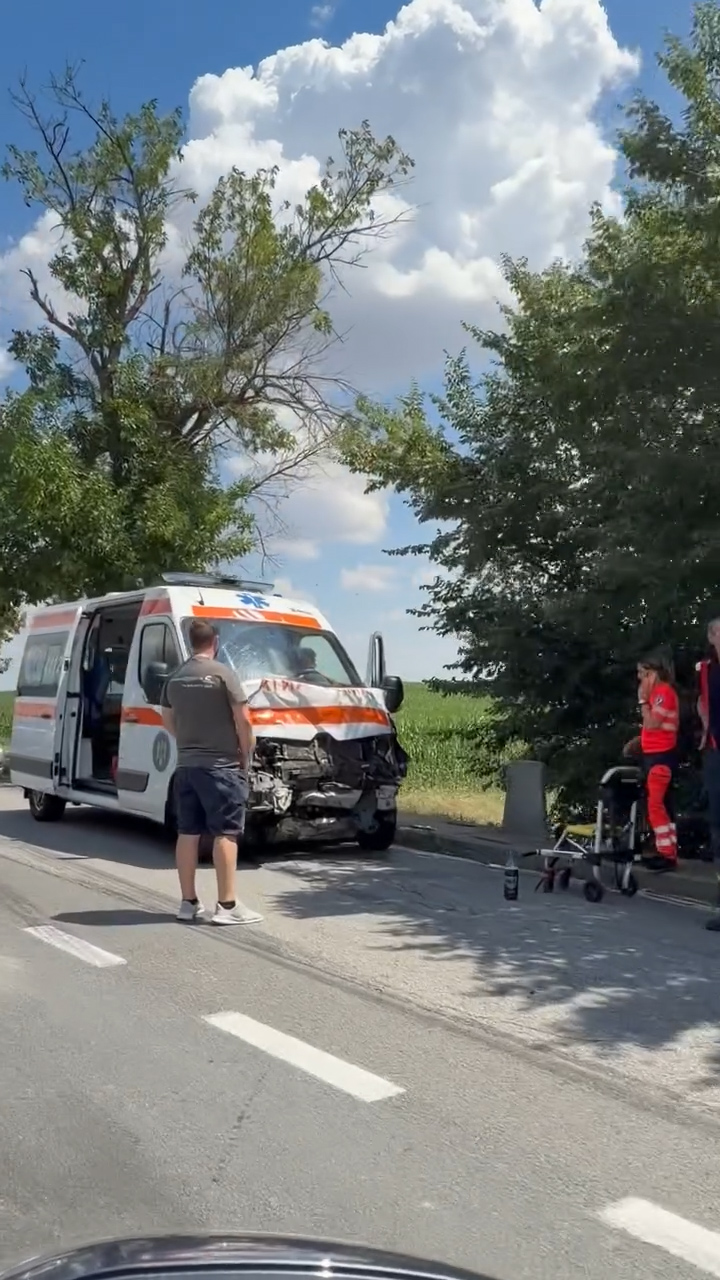 Accident ambulanta petresti (5).jpg