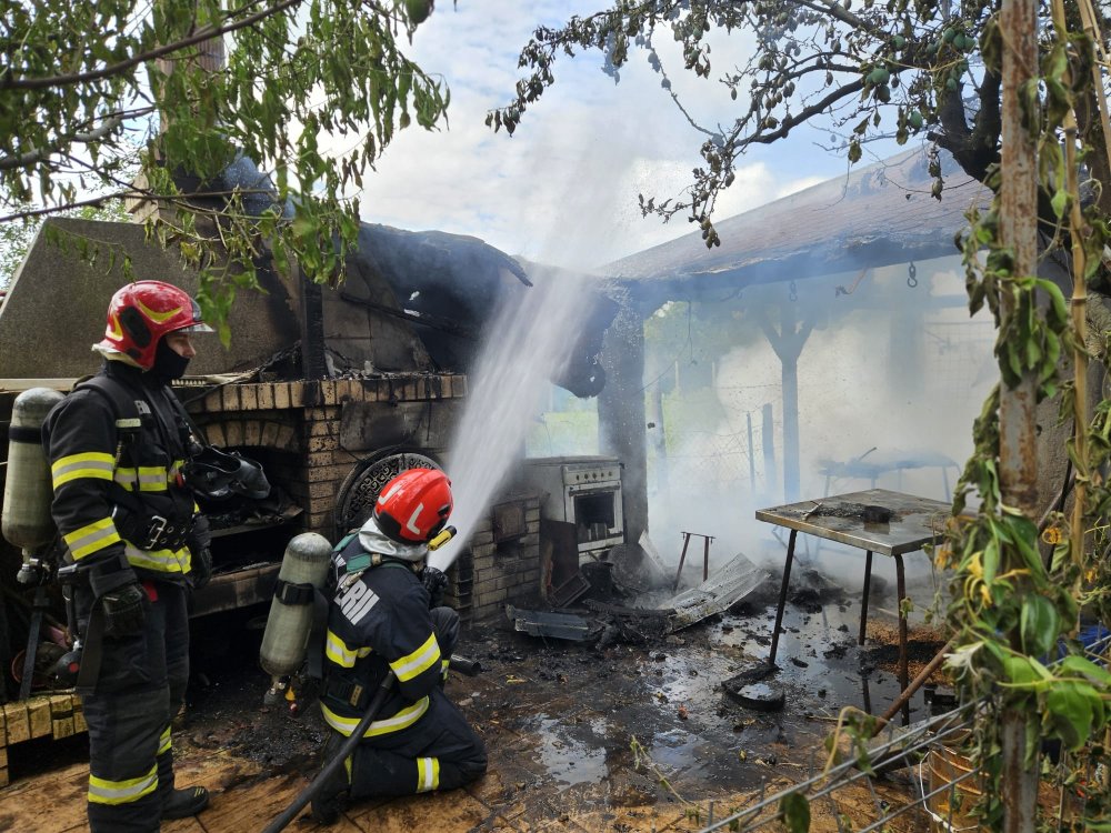 FOTO/VIDEO. Un sătmărean și-a dat foc - din greșeală - la propriile bunuri/imobil. Pericol de explozie!