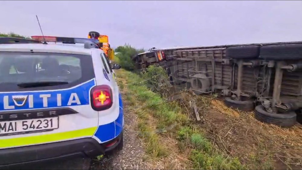 FOTO/VIDEO. TIR răsturnat pe câmp, în zona DN 19F - Apa. Șoferul ar fi pierdut controlul într-o curbă