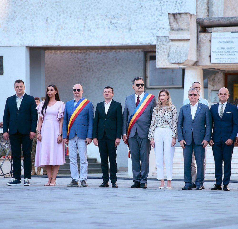 Liderii PSD, la Ziua Drapelului: ”Tricolorul nostru nu este doar un steag — este mărturia vie a istoriei, a luptei și a sacrificiului înaintașilor”